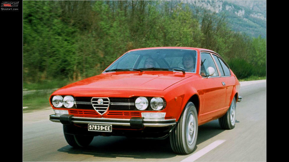 1976 folgten ein 1,6-Liter-Benziner mit 109 PS und ein Zweiliter-Aggregat mit 122 PS. Die Krönung der Baureihe war die Einführung des GTV im Jahr 1979: Der Alfetta wurde mit einem 2,5-Liter-V6-Motor bestückt, der 160 PS leistete und eine Höchstgeschwindigkeit von 218 km/h ermöglichte. Gebrauchte Exemplare kosten rund 5.000 Euro.