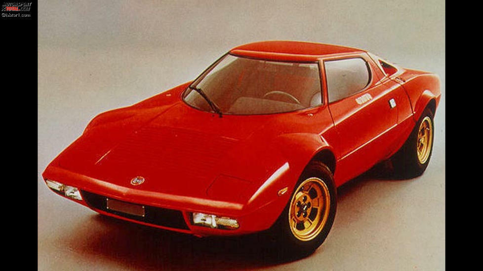 Lancia Stratos: Mit dem Stratos brachte Lancia 1974 eine von Bertone entworfene Fahrmaschine auf den Markt. Befeuert wurde der Zweisitzer von einem V6-Motor aus dem Hause Ferrari. In der schwächsten Version leistete er 190 PS und katapultierte den roten Keil mit Fiberglas-Karosserie auf 237 km/h. In 6,8 Sekunden knackte er die 100 km/h.