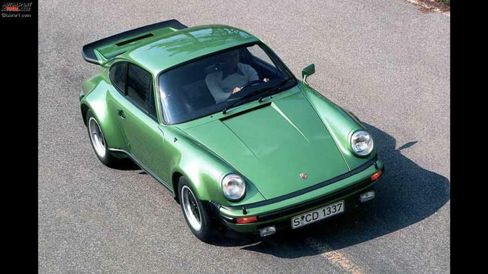 die hinten noch zusätzliche, recht unschöne Stoßkeile aus Kunststoff erhielten. Ende 1974 wurde dann erstmalig auch der 911 Turbo auf den Markt gebracht. Mit riesiegem Heckspoiler ausgestattet, brachte die Turbo-Version 260 PS auf die Straße. Das reichte für 250 km/h Topspeed und einen 100-km/h-Sprint in 5,2 Sekunden.