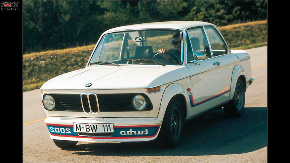 BMW 2002 Turbo: Einen handfesten Skandal löste der BMW 2002 Turbo im Jahr 1973 aus. Nicht nur, dass der 170 PS starke (und recht versoffene) Wagen pünktlich zur Ölkrise auf den Markt kam. Auch der Turbo-Schriftzug in Spiegelschrift sorgte für Kontroversen. Stachelte er zur Raserei an? Dieses Thema schaffte es sogar in den Bundestag.