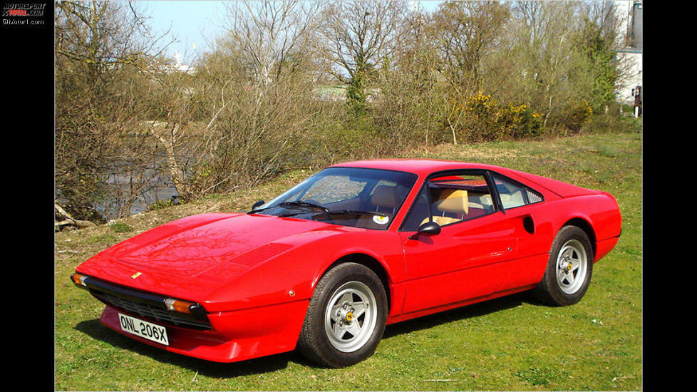 Ferrari 308 GTB: Nicht ganz einfach sind die Ferrari-Typenbezeichnungen der 1970er-Jahre. 1975 brachte man den 308 GTB heraus und damit den zweiten 308. Der GTB war aber als reiner Zweisitzer konzipiert. Bekannt wurde das Modell durch die Fernsehserie 