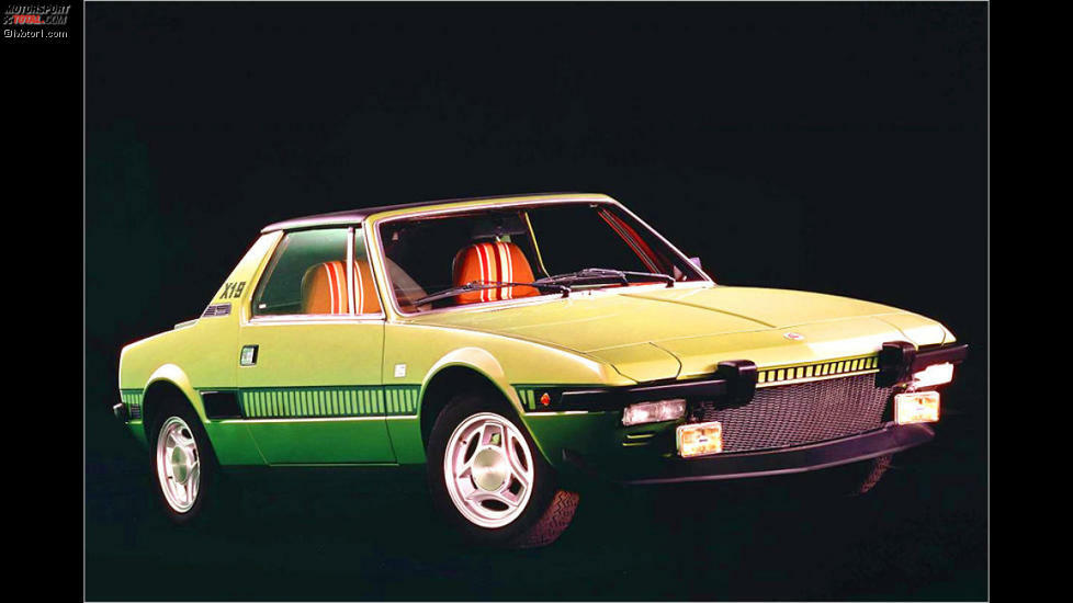 Fiat X1/9: Klein, futuristisch, offen: Der Fiat X1/9 (benannt nach dem Entwicklungscode) sorgte 1972 für Furore. In den ersten drei Jahren wurden stolze 50.000 Exemplare vom Roadster mit dem Targadach gebaut.