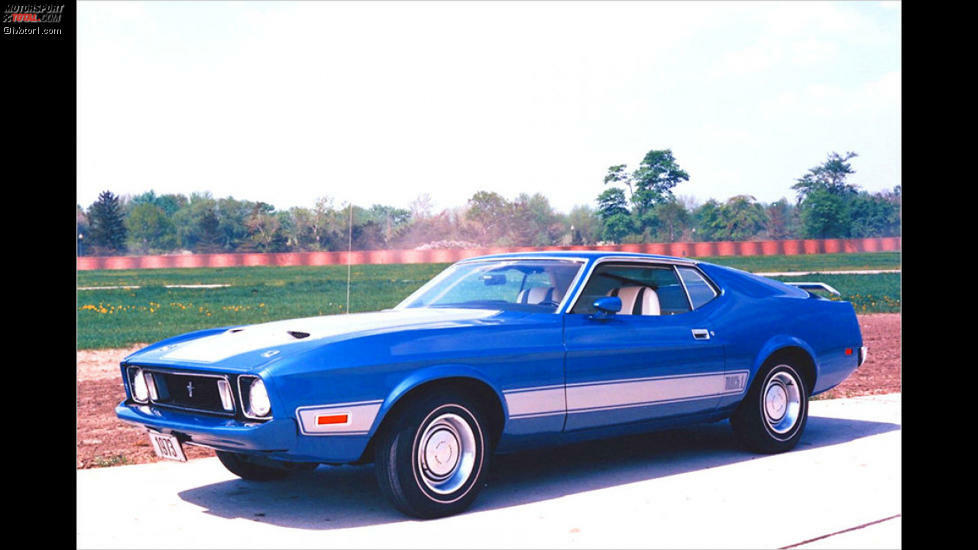 Ford Mustang Mach I: 1973 war das letzte Produktionsjahr des klassischen Ford Mustang. Auch wenn man das einem Mach I mit seinem 5,8-Liter-V8 kaum noch ansah. Viel zu fett sei der Mustang geworden, meinten Insider, die Verkaufszahlen brachen ein. Zum Gegenteil mutierte die zweite Generation: Langweilige Schleudern, anfangs sogar ohne V8.