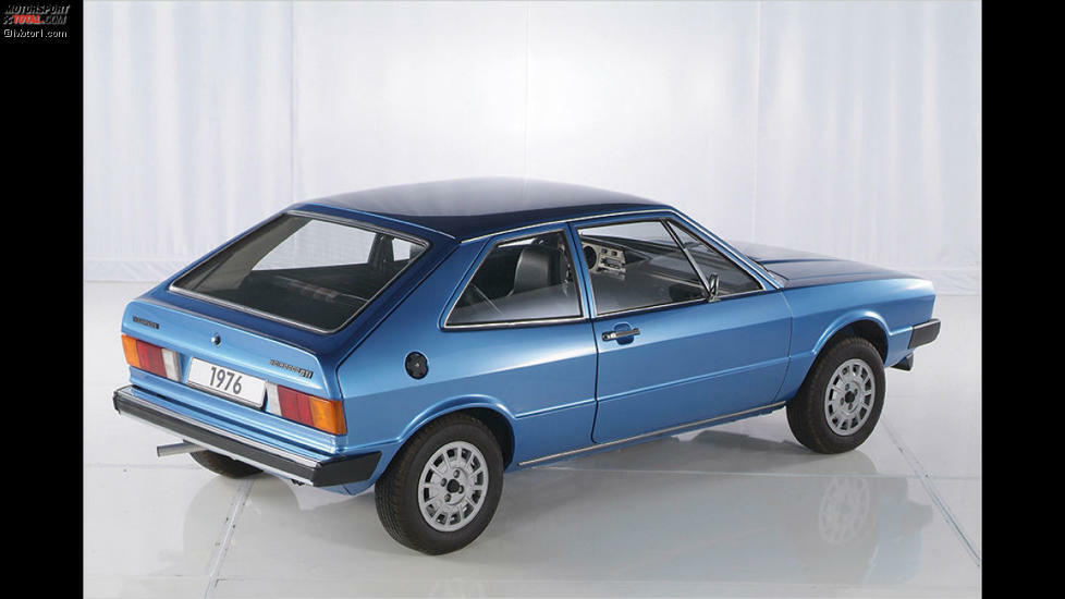 VW Scirocco: Wenige Wochen vor dem allerersten Golf lancierte VW im Jahr 1974 den Scirocco. Er zeigte die Technik des Golf I in ansprechender Hülle verpackt. Die stammte wie beim Golf von Giugiaro. Einstiegsmotorisierung war ein 50-PS-Motor, den es sogar mit Automatik gab.