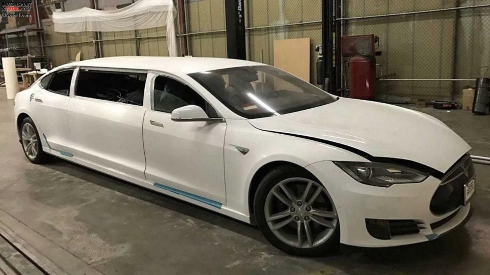 Diese extralange Model S Limousine wurde Ende 2017 auf einer bekannten Online-Auktionsseite gefunden. Die Transformation, die im Rahmen eines Werbeprojekts durchgeführt wurde, war nach Angaben des Verkäufers zu 90% abgeschlossen. Das Basismodell ist ein Modell S von 2015 mit 85-kWh-Batterien.