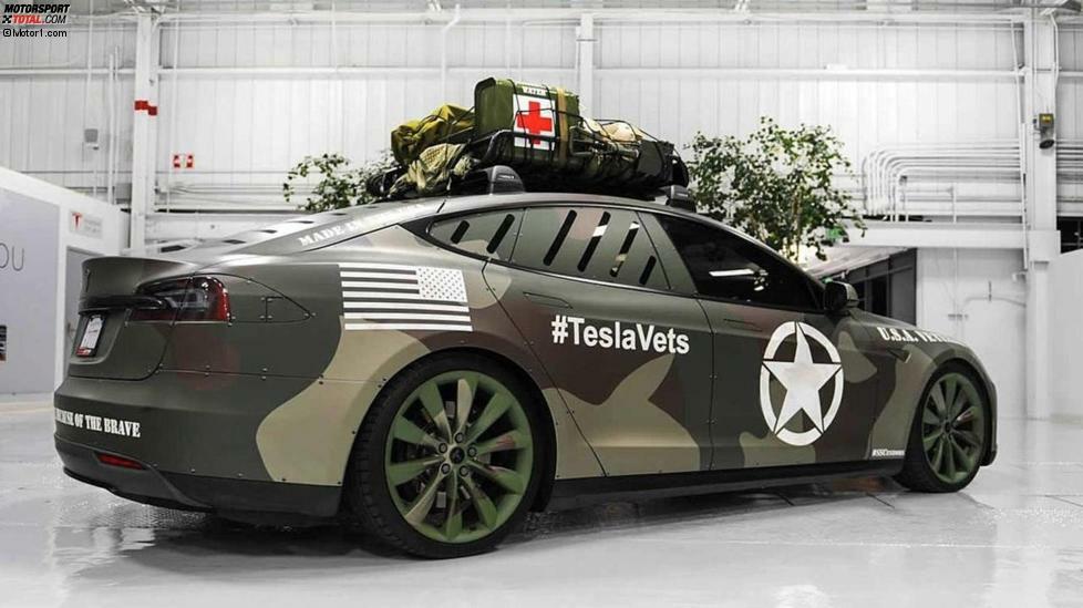 Am 11. November 2014 nahmen Tesla und SS Customs (der Name hieß wirklich so) an den Feierlichkeiten zum Veteranentag in den USA teil und präsentieren dieses Exemplar in Flecktarn. Es hat auch ein Dachgepäckträger mit militärischer Ausrüstung.