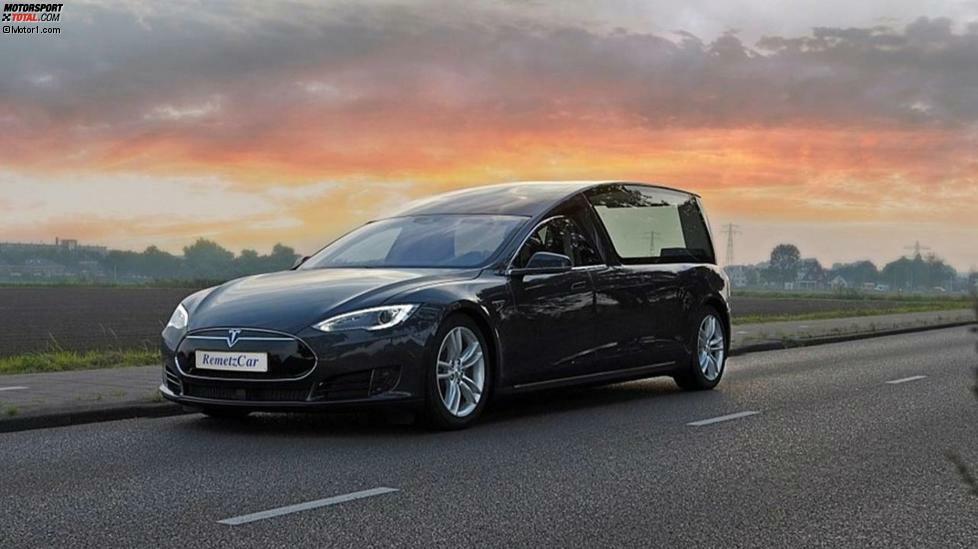 Das wohl unerwartetste Projekt kommt von der niederländischen Firma RemetzCar. Der Tesla Model S Leichenwagen ist 5,77 Meter lang und hat ein vollverglastes Dach über dem Sargbereich. Der Motor bleibt so, wie er ist. Keine schlechte Idee, schließlich ist langsames und lautloses Gleiten auf einem Friedhof erste Wahl.