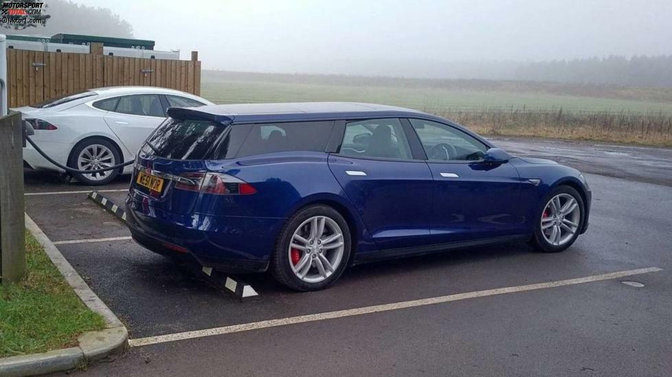 Diesen Shooting Brake verdanken wir dem britischen Karosseriebauer Qwest Norfolk, der das Tesla Model S mit Hilfe von Carbonmaterialien umgebaut hat. Im Zuge der Operation wurde der Wagen um zwölf Kilogramm leichter. Qwest schätzt, dass man etwa 25 Modelle dieses Typs pro Jahr produzieren kann. Der Umbau kostet rund 79.000 Euro.