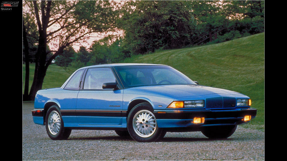 Buick Regal: Um 1990 herum holte Opel einige Modelle von GM-Schwestermarken über den großen Teich in die hiesigen Autohäuser. Mit von der Partie war der Buick Regal, ein eigenwilliges Hardtop-Coupé. Wer Skurriles mag, bekommt hier Ami-Optik inklusive Digital-Cockpit und Sofa-Sitzen gepaart mit solider Technik.