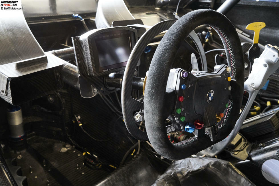 Das System, mit dem Zanardi im BMW M4 DTM Gas gibt, wurde aus den GT-Fahrzeugen, die zuvor für ihn umgebaut worden waren, übernommen. Die Beschleunigung erfolgt über das Ziehen mit den Fingern an einem Gasring auf der Rückseite des Lenkrads.