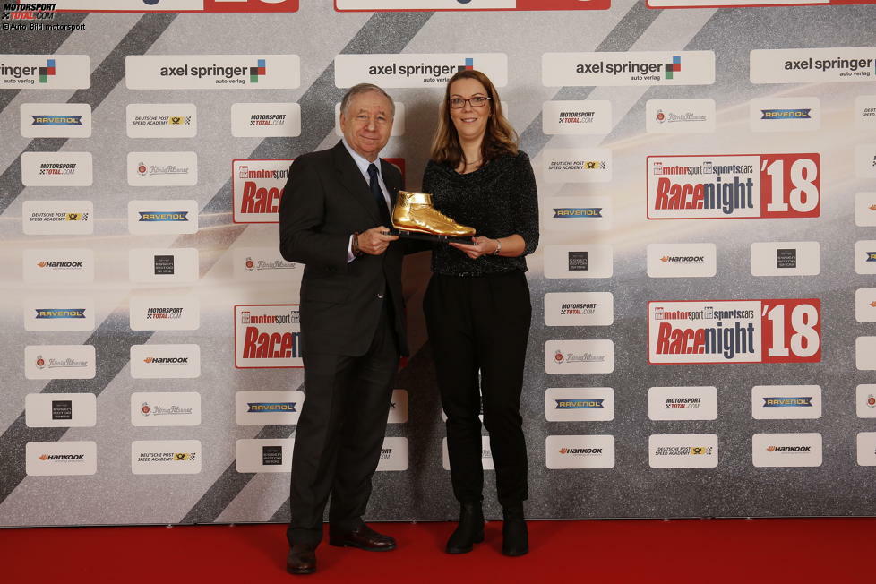 Stolzer Moment: FIA-Präsident Jean Todt hat den Goldenen Schuh für sein Lebenswerk aus den Händen von Bianca Garloff (Chefredakteurin Auto Bild motorsport) erhalten.