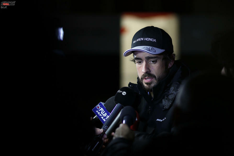 Der Traum beginnt jedoch als Albtraum: Alonso verpasst sein erstes Rennen für McLaren, weil er zuvor bei Testfahrten einen Unfall hat und von den Ärzten aufgrund einer Gehirnerschütterung keine Starterlaubnis bekommt. Auch die restliche Saison wird zum Desaster: Mit elf Punkten wird der Spanier 17.
