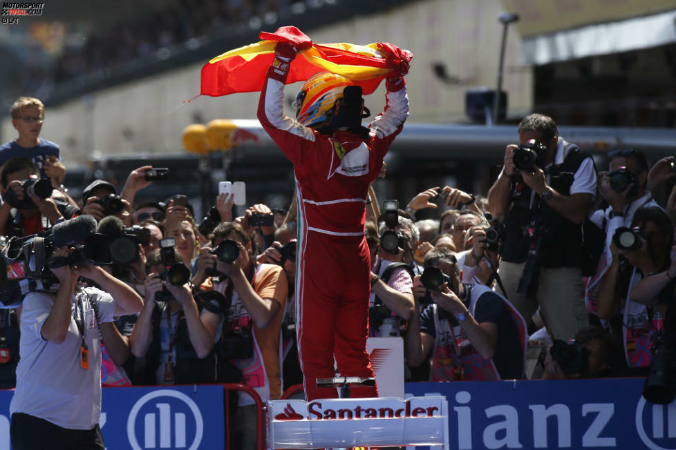2013 feiert er einen umjubelten Heimsieg in Spanien - es ist sein bis dato letzter Sieg in der Formel 1. Nach fünf Jahren bei Ferrari hat Alonso genug davon, immer nur Zweiter zu werden und kündigt seinen Wechsel an. Es geht wieder zu McLaren zurück, wo man die Ära mit Motorenpartner Honda wieder aufleben lassen will.