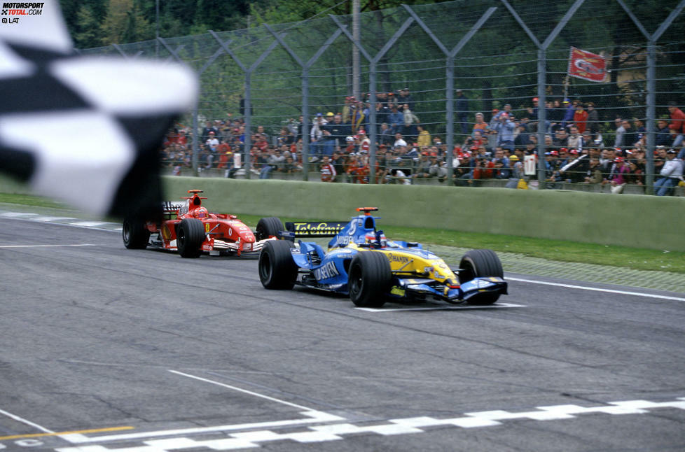Dort beißt sich Michael Schumacher in der Schlussphase nämlich rundenlang die Zähne aus. Der siebenmalige Weltmeister war nur von weit hinten gestartet und deutlich schneller, doch am Renault gibt es für ihn an diesem Tag kein Vorbeikommen. Alonso siegt mit 0,2 Sekunden Vorsprung und wird am Ende Weltmeister.