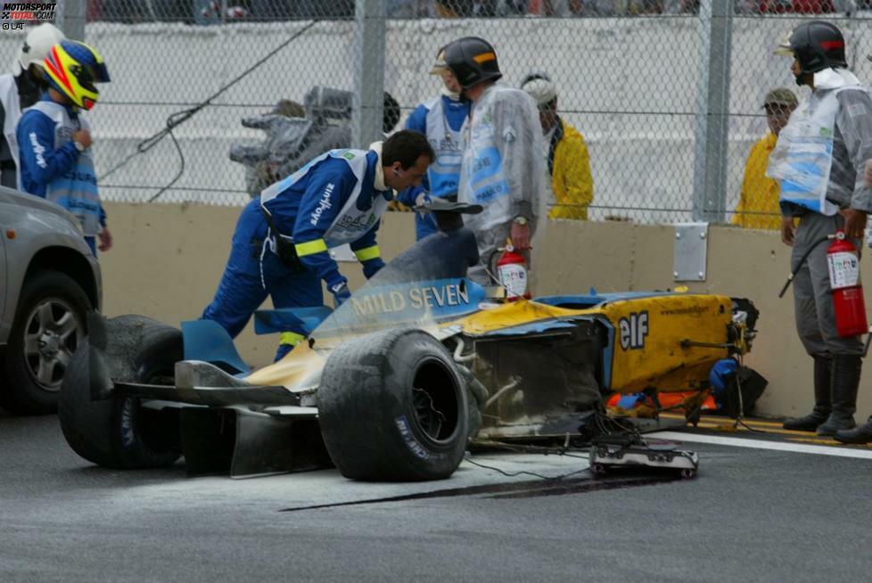 ... nämlich als er in Brasilien seinen ersten schweren Unfall erlebt. Trümmerteilen eines Unfalls von Mark Webber kann er nicht mehr ausweichen und verunfallt bei schwierigen Bedingungen selbst. Das Rennen wird abgebrochen und Alonso auf Rang drei gewertet. Das Podium findet jedoch ohne ihn statt.