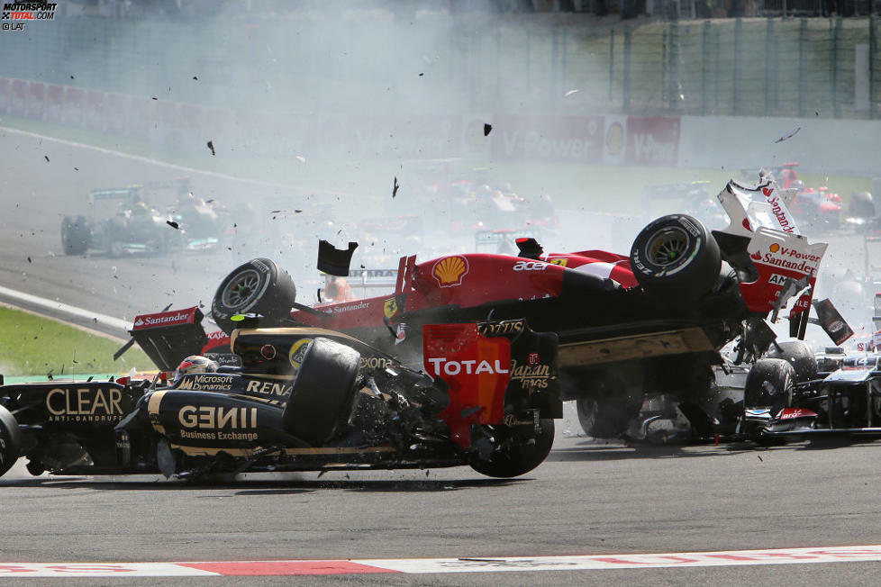 Die nächste Titelchance gibt es 2012, doch wieder verliert er im letzten Rennen gegen Vettel. Dass es am Ende nicht reicht, hat auch mit einer Startkollision in Belgien zu tun. Dort wird er vom außer Kontrolle geratenen Romain Grosjean torpediert, der nur knapp am Kopf des Asturiers vorbeifliegt und gesperrt wird.