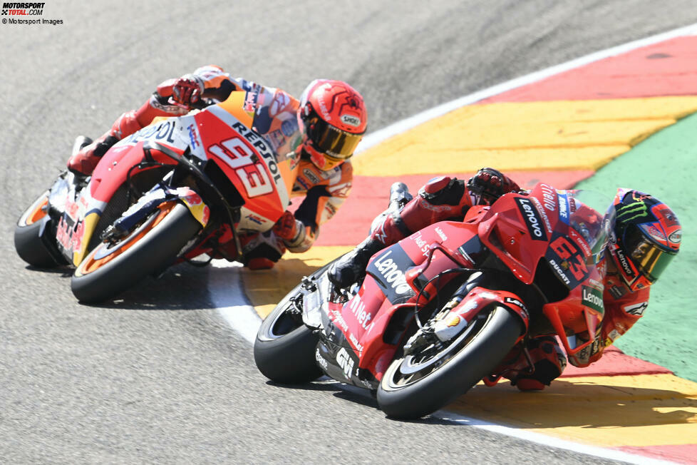 Beim 13. Saisonrennen ist es soweit. Im Motorland Aragon entscheidet Bagnaia ein packendes Duell mit Marc Marquez für sich und erringt seinen ersten MotoGP-Sieg. Damit platzt bei ihm der Knoten.