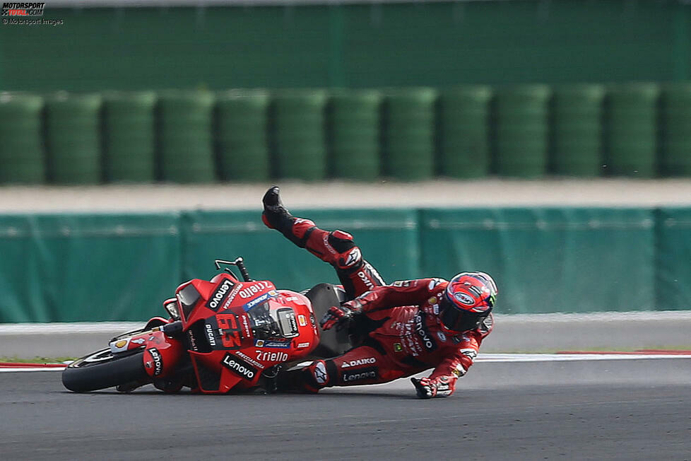 Von den fünf folgenden Rennen gewinnt Bagnaia drei weitere. Der Italiener im Ducati-Team ist einziger ernsthafter Gegner von Fabio Quartararo im Kampf um den WM-Titel. Die Titelchance vergibt Bagnaia, indem er beim zweiten Misano-Rennen in Führung liegend stürzt.