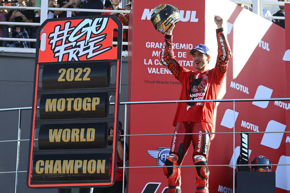 Beim Saisonfinale in Valencia krönt sich Bagnaia zum MotoGP-Weltmeister 2022. Für ihn selbst ist es der zweite Titelgewinn in der Motorrad-WM nach dem Moto2-Titel 2018. Für Ducati ist es der zweite MotoGP-Titel, aber der erste seit 15 Jahren.