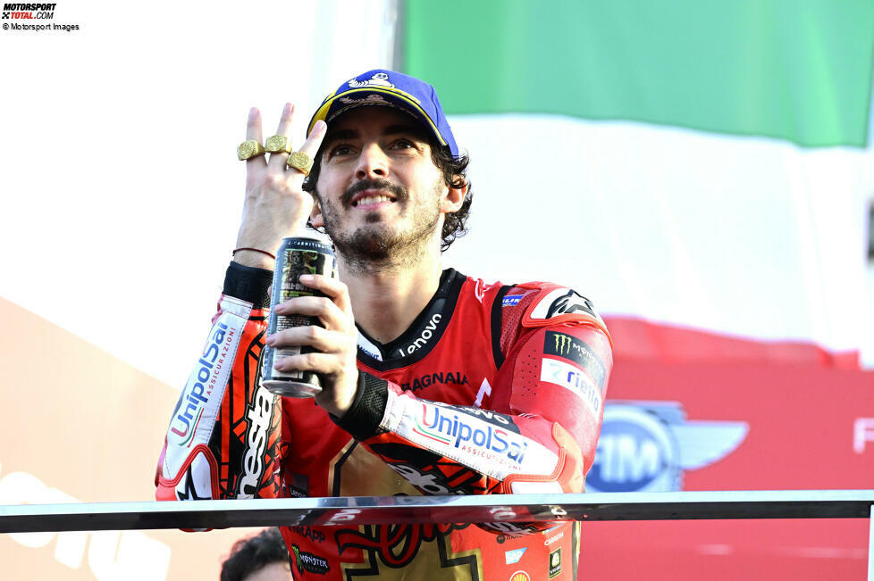 Francesco Bagnaia wird am 14. Januar 1997 in Turin (Italien) geboren. Er entdeckt seine Leidenschaft für zwei Räder früh. Im Kombination mit seinem Talent und der Unterstützung von unter anderem Valentino Rossi bringt es Bagnaia bis zum MotoGP-Weltmeister.