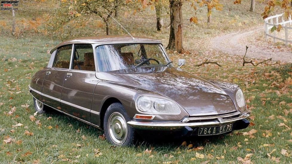 Platz 4: Citroën DS (1955-1975). Die als Citroen ID, DS, Pallas und Break (Kombi) verkauften D-Modelle vereinten avantgardistisches Design mit zahlreichen Innovationen. So wurde zum ersten Mal serienmäßig ein zentrales hydraulisches System für Federung, Bremsen, Schaltung & Lenkunterstützung verbaut. Durchschnittspreis heute: 43.815 Euro