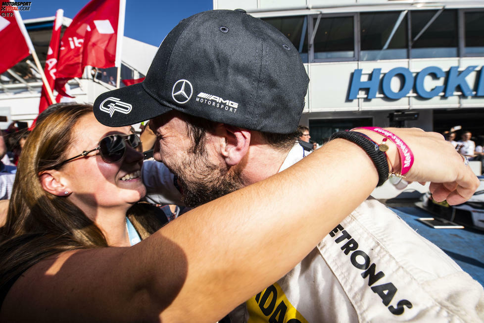 Noch im Parc ferme nimmt Paffett die Glückwünsche seiner Frau Lisa entgegen. Das Ehepaar hat drei Söhne.