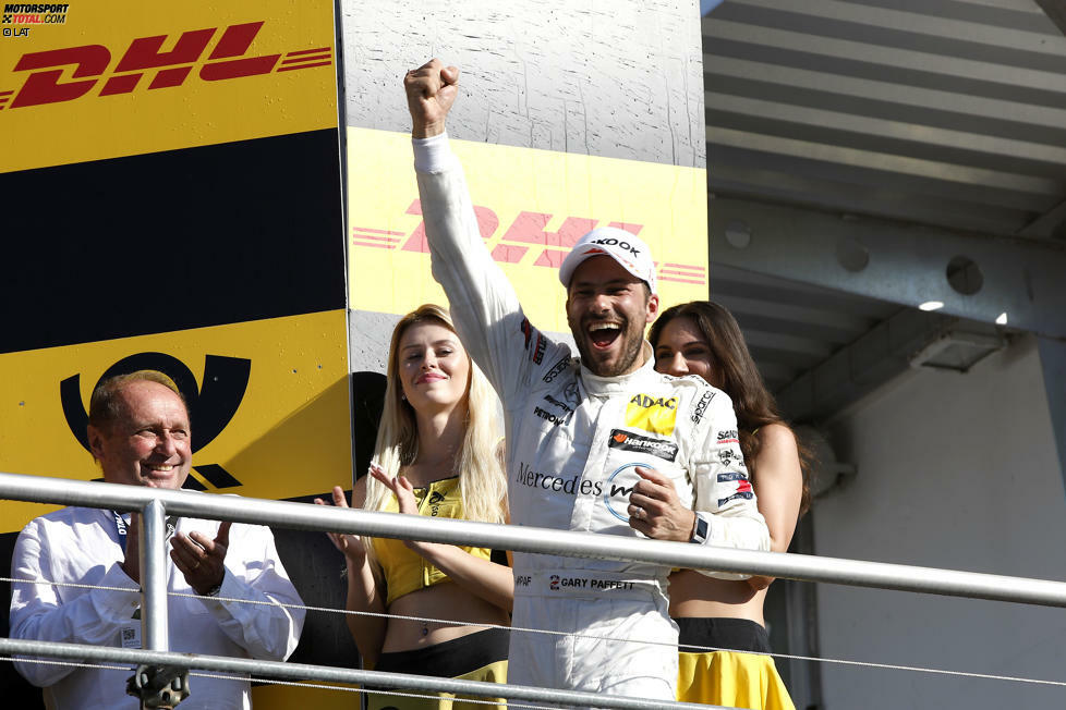 Dann geht's rauf auf das Podium, wo Paffett erneut für den Titelgewinn gefeiert wird - und für P3 im letzten Rennen der DTM-Saison 2018!