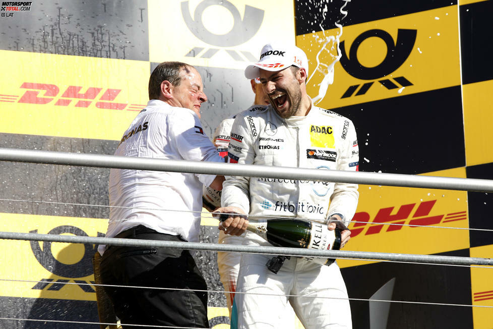 Gemeinsam mit Mercedes-Teamchef Ulrich Fritz feiert Paffett den Titelgewinn ausgelassen auf dem Podium. Und auch Fritz hat Grund zum Feiern: Seine Marke räumte alle Titel ab!