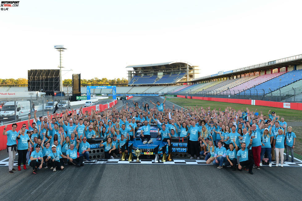 ... und auf dem Abschlussbild sind schließlich alle Mercedes-Funktionäre, Familie, Freunde und VIP-Gäste am Hockenheimring vertreten. Es ist der Auftakt zu großen Mercedes-Partynacht ...