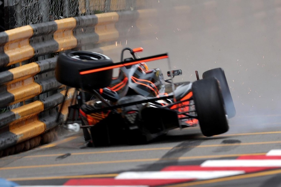 Bilder von schweren Unfall von Sophia Flörsch beim Formel-3-Weltcup in Macau, der glücklicherweise ohne lebensbedrohliche Verletzungen endete
