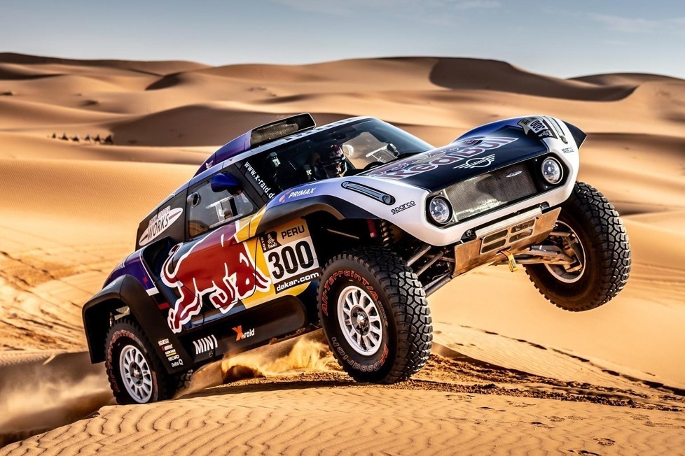 Mit einem überarbeiteten Mini Buggy und den Star-Fahrern Carlos Sainz, Stephane Peterhansel und Cyril Despres greift X-raid 2019 bei der Rallye Dakar an