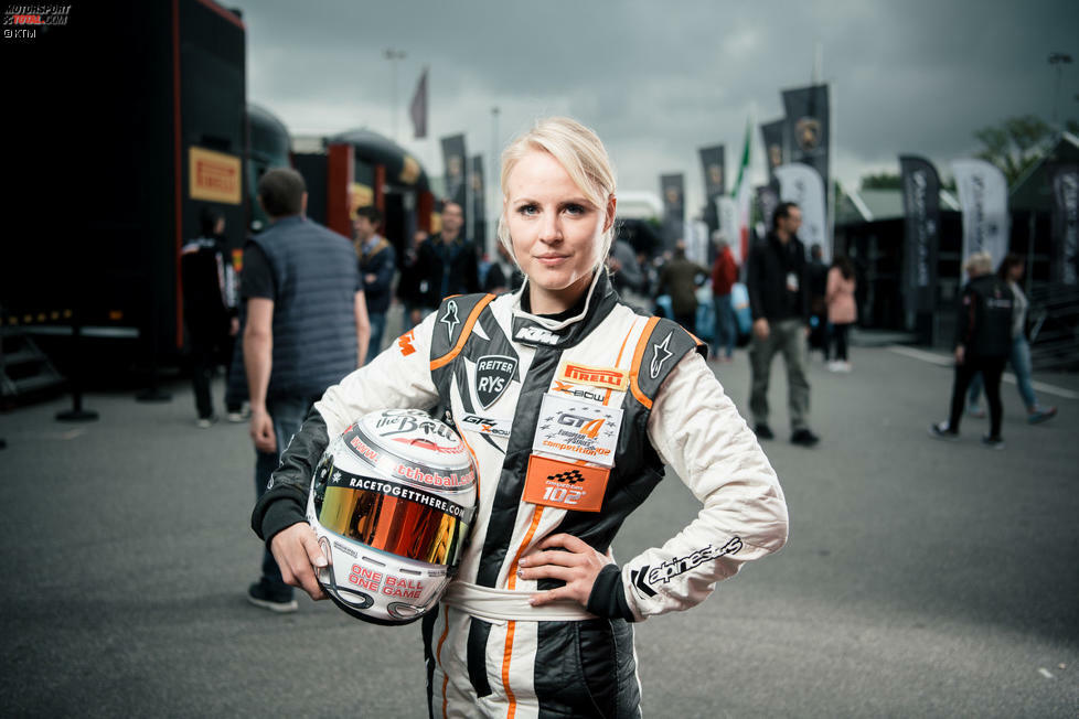 Laura Kraihamer (27/AUT): Die jüngere Schwester von Le-Mans-Pilot Dominik Kraihamer hat sich als Langstrecken-Pilotin etabliert und so einen KTM-Werksvertrag ergattert. Da sie nebenbei im Marketing arbeitet, ist die Doppelbelastung enorm, sie überzeugte aber in der Nacht beim 24-Stunden-Klassiker auf der Nordschleife bei Nebel und Regen.