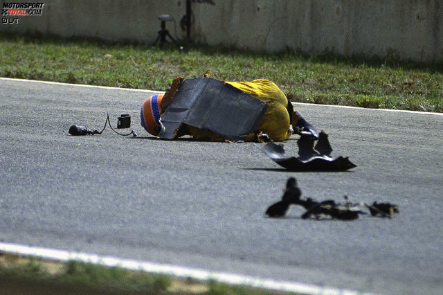 Ein Bild, das sich ins Gedächtnis vieler Formel-1-Fans einbrennt: Martin Donnelly wird 1990 bei seinem Horrorunfall im ersten Qualifying in Jerez aus dem Lotus geschleudert und liegt mitsamt dem Sitz völlig ungeschützt auf dem Asphalt. Jetzt durch weitere Bilder des Dramas klicken!