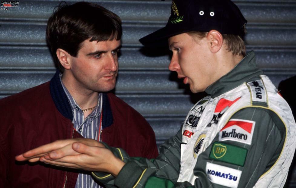 ... das von Eddie Jordan gemanagte Talent den Unfall, das 1991 eigentlich gemeinsam mit Mika Häkkinen (Bild) das Lotus-Team stellen sollte. Nach der Genesung versucht Donnelly 1993 ein Test-Comeback bei Jordan, scheitert aber beim Sicherheitstest, in fünf Sekunden aus dem Auto auszusteigen. Trotzdem ...