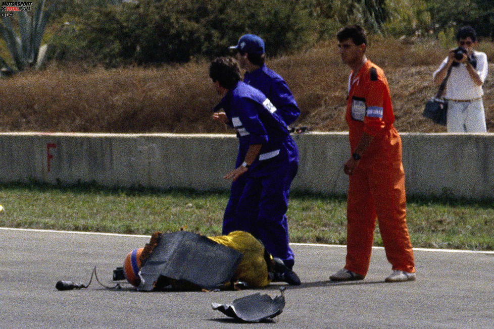 ... Donnelly auf der Strecke. Die Sanitäter sind mit der Situation völlig überfordert und warten auf Formel-1-Arzt Sid Watkins, der erst nach über drei Minuten an der Unglücksstelle eintrifft. Die Zeit drängt, denn der Pilot hat seine Zunge verschluckt und ringt um Atem. Ursache für den Crash ...