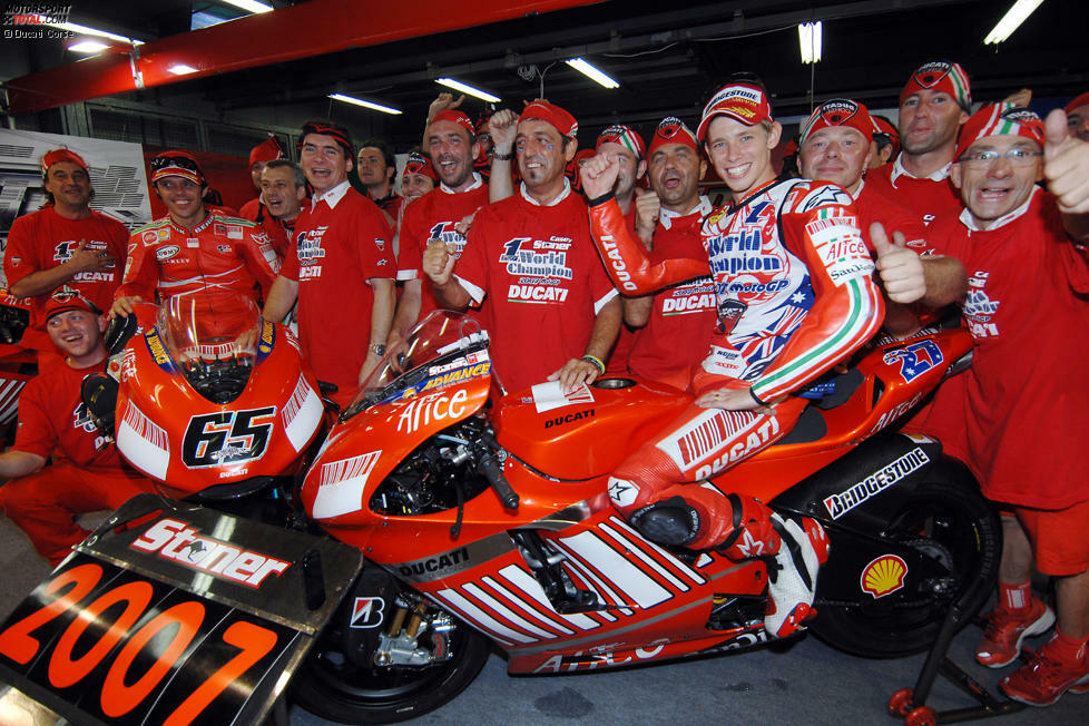 Casey Stoner war 15 Jahre lang der einzige Ducati-Champion in der MotoGP-Klasse. Dann reihte sich Francesco Bagnaia in die Liste ein. Wir verschaffen einen Überblick, wer im Laufe der Jahre noch auf einer Desmosedici des Werksteams saß: