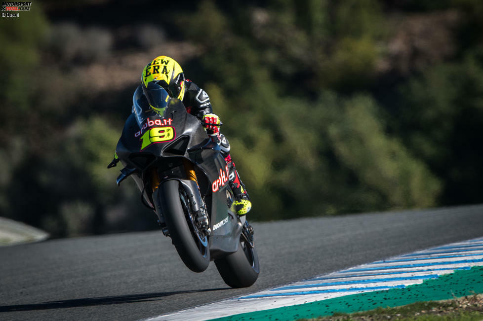 Bei den Testfahrten in Spanien debütierte die Rennversion der V4R, mit der Chaz Davies und Alvaro Bautista 2019 die Kawasaki-Siegesserie beenden wollen. Michael Ruben Rinaldi (Barni-Ducati) und Eugene Laverty (Go-Eleven-Ducati) sitzen ebenfalls auf den neuen V4-Maschinen aus Bologna.