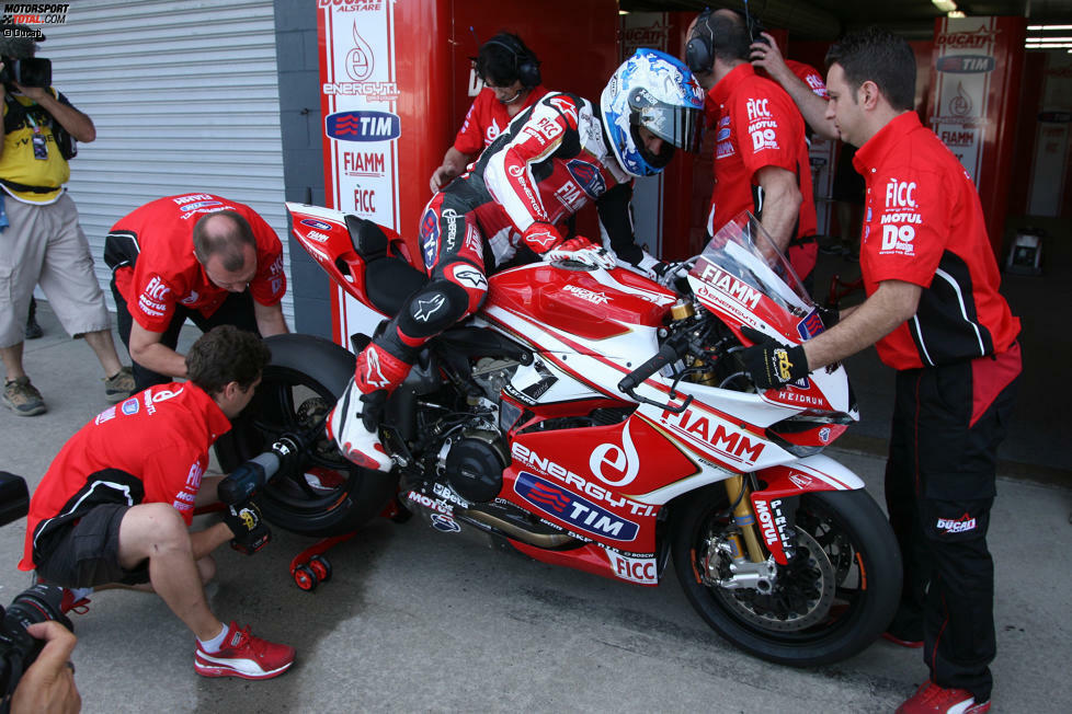 Die Ehe mit der Alstare-Mannschaft von Francis Batta endete in einem Scherbenhaufen. Ende 2013 riss Ducati das Superbike-Projekt wieder an sich und formte zusammen mit Feel Racing ein neues Team.