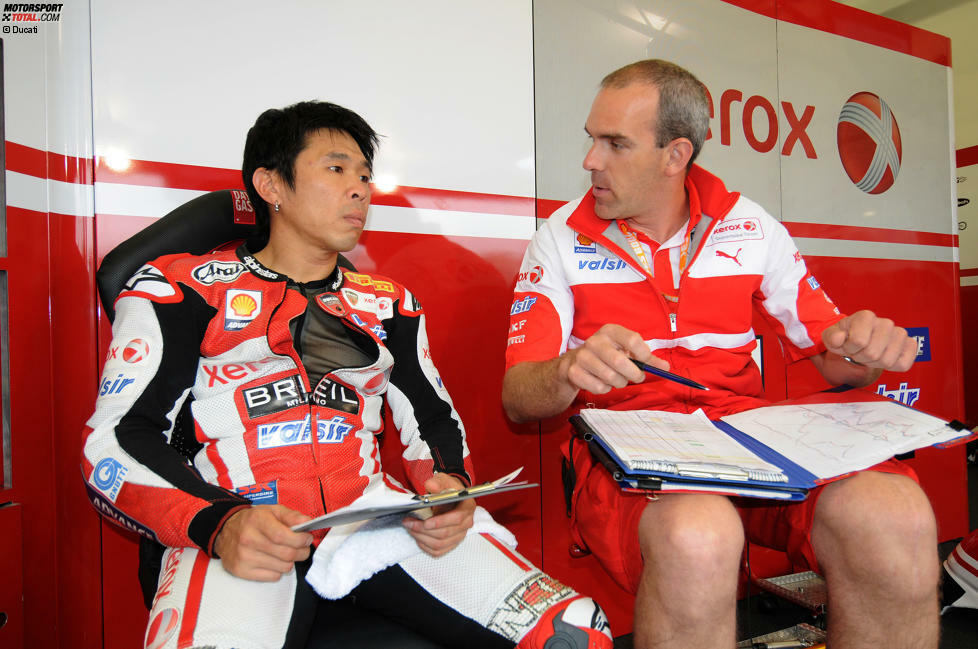 Noriyuki Haga im Gespräch mit Ducati-Superbike-Projektleiter Ernesto Marinelli.
