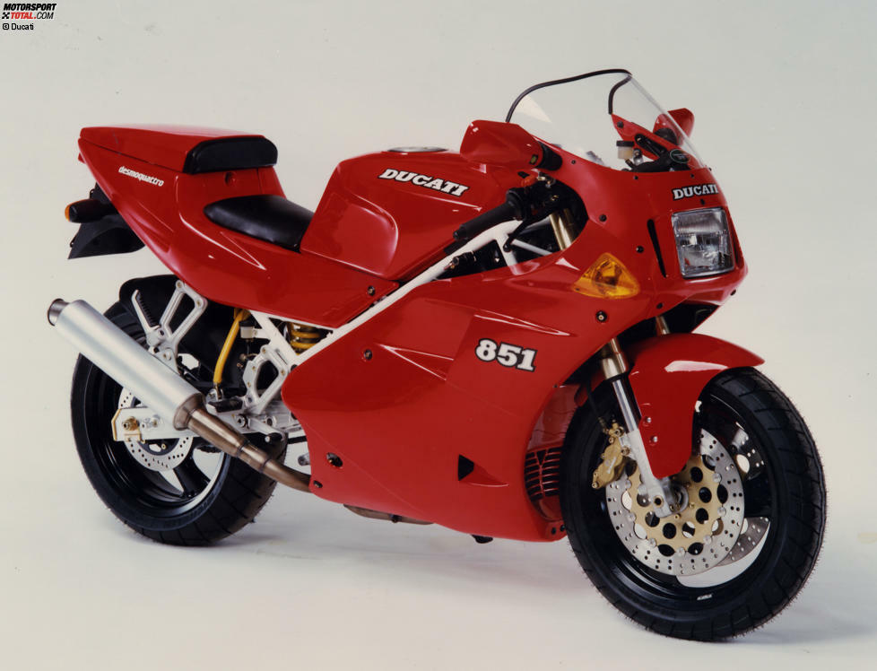 Mit der Ducati 851 begann die Ära der wassergekühlten Vierventil-Superbikes von Ducati. In der Serie leistete der zu Beginn 851 Kubikzentimeter große V2-L-Twin 102 PS.