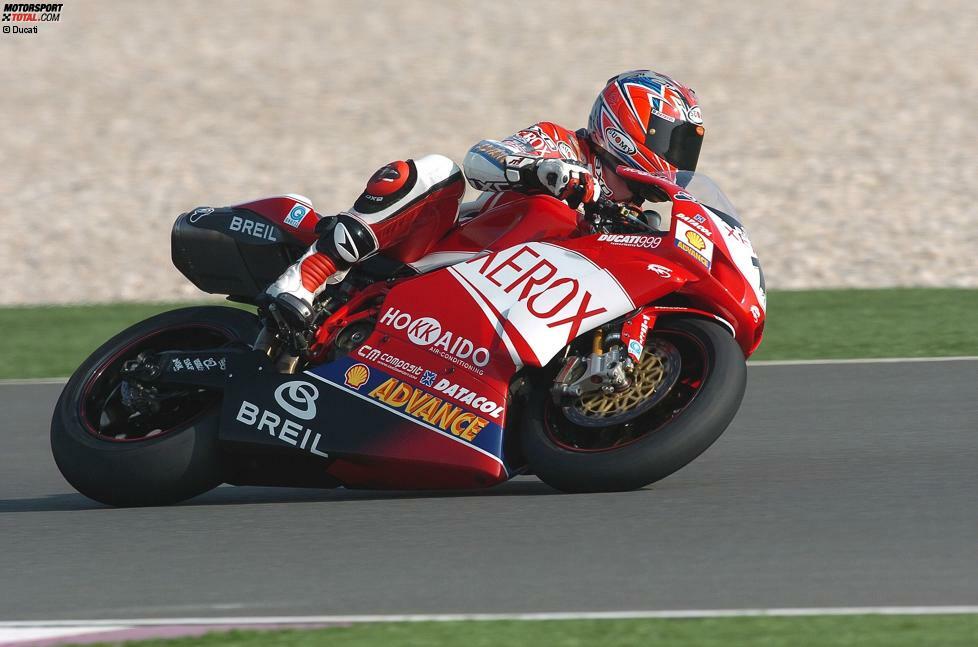 Doch sportlich überzeugte die 999 und ermöglichte Ducati 2003 und 2004 zwei WM-Titel. James Toseland (Foto) wurde 2004 als Werkspilot Weltmeister. Zu dieser Zeit ähnelte die WSBK einem Ducati-Cup, da sich die anderen Hersteller voll auf die neu gegründete MotoGP konzentrierten.