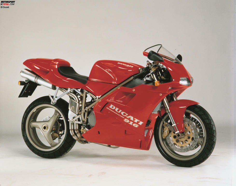 1994 war das Geburtsjahr der Ducati 916. Mit dem Underseat-Auspuff, der Einarmschwinge und der grazilen Form setzte die 916 Maßstäbe und ging als das wohl schönste Superbike in die Motorradgeschichte ein. Auch sportlich konnte die Neuentwicklung überzeugen ...