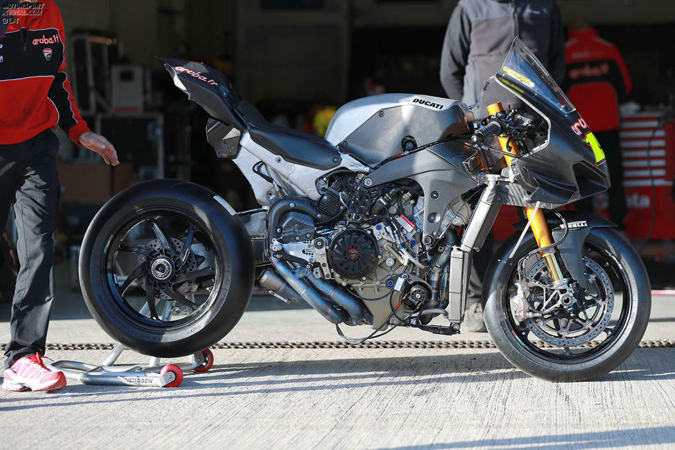 Mit der V4R bringt Ducati MotoGP-Technik in die Superbike-WM. Alleinstellungsmerkmale in der WSBK sind der V4-Motor mit desmodromischer Ventilsteuerung, die Winglets an der Kanzel und die Trockenkupplung.