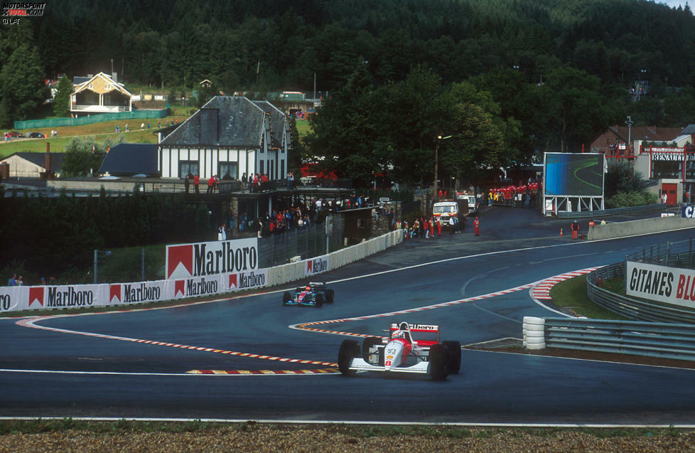 1994: Nach den tödlichen Unfällen von Roland Ratzenberger und Ayrton Senna wird einmalig eine Schikane in Eau Rouge eingebaut, um das Tempo vor der Senke zu reduzieren