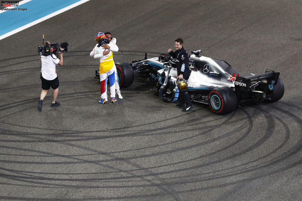 10: Alte Rivalen: Beim emotionalen Abschied in Abu Dhabi fallen einander Fernando Alonso und Lewis Hamilton in die Arme. Eine große Geste - vergessen die Konflikte vergangener Jahre. Alonso fährt 2018 hinterher. Dabei hat die Saison vielversprechend begonnen. 