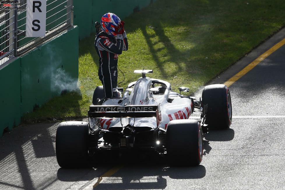 3: Erst weint Romain Grosjean, dann das ganze Team: Wegen loser Räder verliert Haas in Australien beide Autos, an vierter und fünfter Stelle liegend. Es wäre das beste Saisonergebnis gewesen. Die Fahrer machen ihrer Crew, die am Boden zerstört ist, aber keinen Vorwurf - sondern richten die Mechaniker rührend auf.