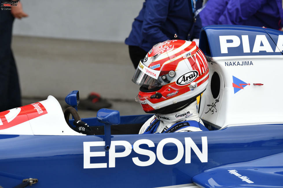 Kazuki Nakajima wartet auf die Freigabe in der Boxengasse.