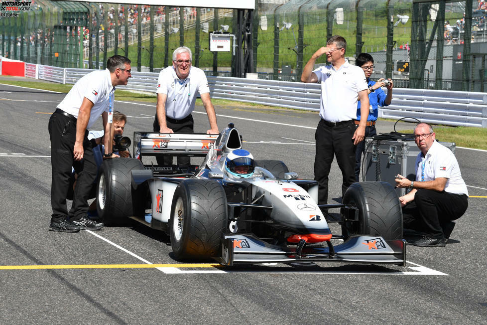 Zwei alte Bekannte: Mika Häkkinen in seinem Weltmeisterauto, dem McLaren MP4-13.