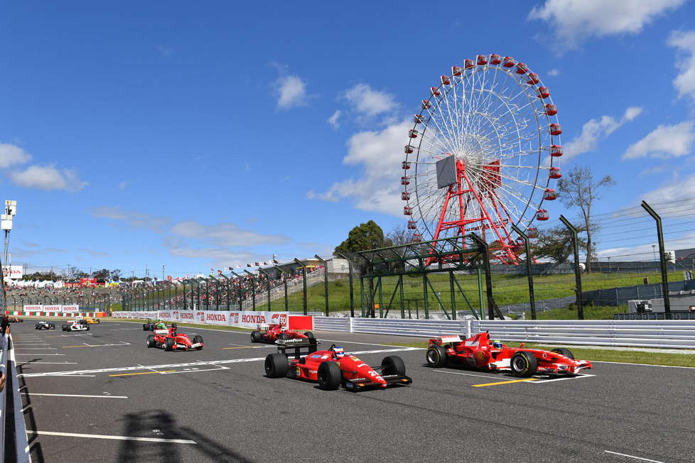 In Suzuka bewegten Motorsportlegenden ebenso legendäre Autos: Mika Häkkinen im McLaren MP4/13, Takuma Sato im McLaren MP4/6 und Jean Alesi im Ferrari F1/87/8C