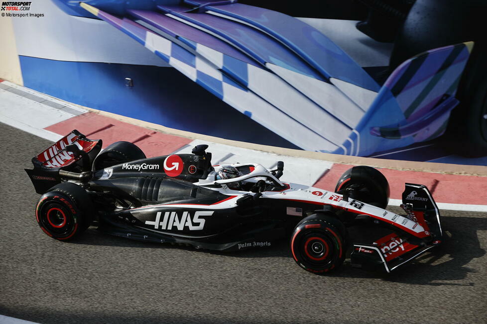 ... Haas pendelte in der Konstrukteurswertung zwischen den letzten drei Positionen hin und her. Nachdem das Team 2023 zum zweiten Mal binnen dreier Jahre den letzten Platz belegt hatte, trennte sich Haas von Gründungs-Teamchef Steiner, der durch den früheren Renningenieur Ayao Komatsu ersetzt wurde. Unter ihm ging es wieder aufwärts.